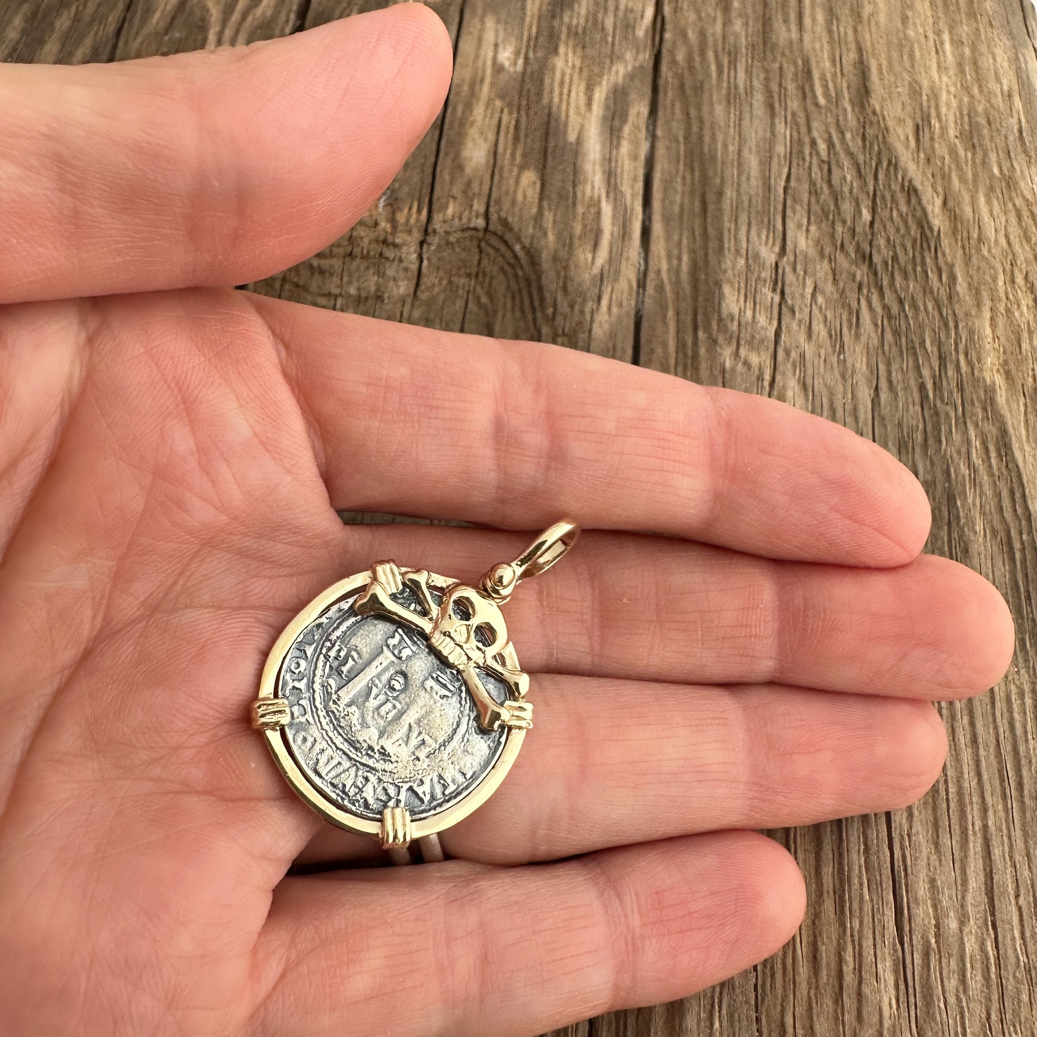 フェルノパ tutuha 手錠ネックレス　グラビル Atocha Skull Coin Pendant 14K Gold - Spanish Pirate Treasure | MFST